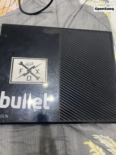 Xbox one in good condition with G293 (PC and Xbox compatible) with built in monitor with forza 5 2