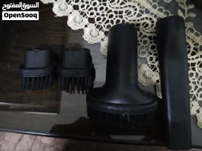 مكنسة كهربائية يوجد لها 4 قطع قطعه للكنب وقطعه للستائر وقطعتين للسجاد وتشحن عالكهرباء 2