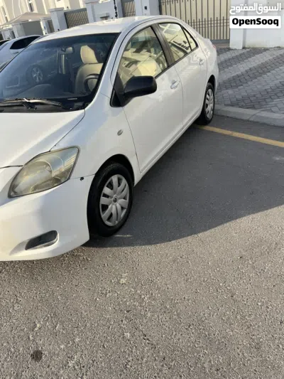 Toyota Yaris E 2