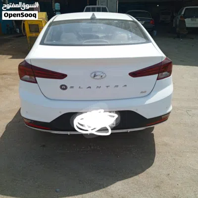Hyundai Elantra Standard 2