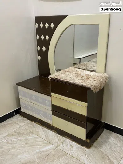 عندي غرفة نوم قديمه البيع مستعجل 2
