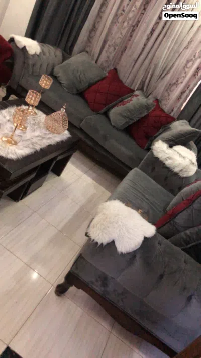 طقم كنب لون خمري وسكني مع طقم طاولات لون بني 4