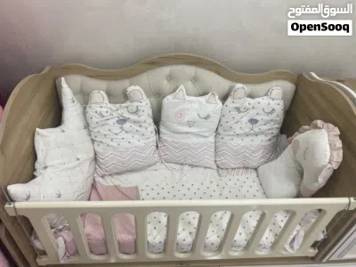 سرير اطفال حجم ممتاز و خشب زان قوي جدا موديل حديث مع كامل توابعه 4