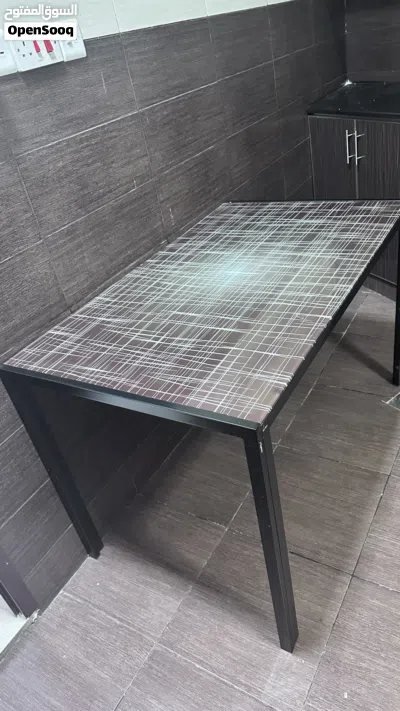 طاولة طعام مع 4 كراسي 2