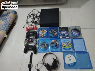 بلاي ستيشن نظيفه ما عليه كلام فيه 11 لعبه ب 80 ريال وفيها اربع جهازات اربع حسابات ومع فورتنايت 3