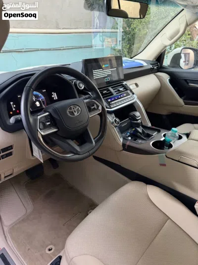 Toyota Land Cruiser GXR 2
