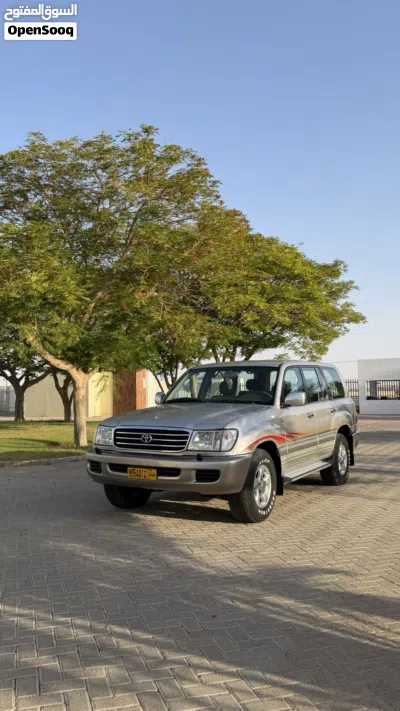 Toyota Land Cruiser GXR 2
