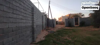 ارض مساحتها 415 للايجار بداخلها بناء مساحته 60 متر شقة صغيرة وفيها زوز واجهات فيها بئر وماجن 3
