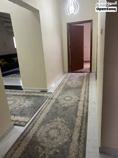 منزل متكون من 3 طوابق كل طابق يتكون من 3 غرف حمامين مربوعة صالة استقبال مطبخ 2
