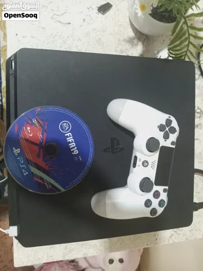 بلايستيشن 4 سوني بحالة جيدة ويأتي معه يد تحكم أصلية وشريط FIFA 19 جاهز للعب. يحتوي الجهاز على كسر بس 4