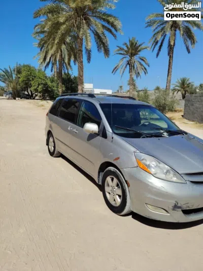 Toyota Sienna LE 2
