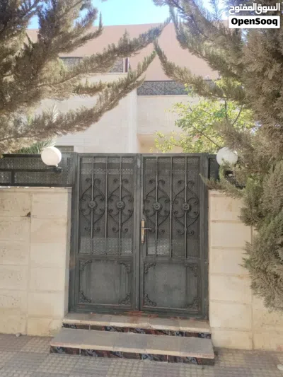 بيت للبيع بداعي السفر مادبا قرب صيدليه افاق البناء 210 دوبلس امريكي الواجه حجر عمر البناء عشر سنوات 4
