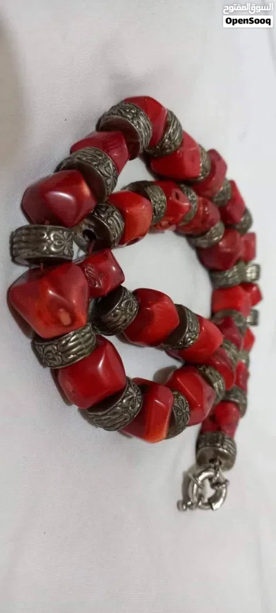 عقد اصلي وقديم من المرجان الحر الطبيعي بحجمه الخشن و بلونة المرغوب للجميع ومنهم الطامحين بأقتناء 3