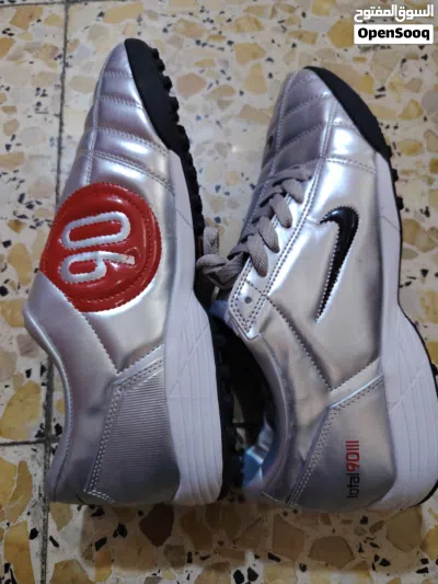 Nike Total 90 III يُعرف اختصاراً بـ T90 الجيل الثالث). 2