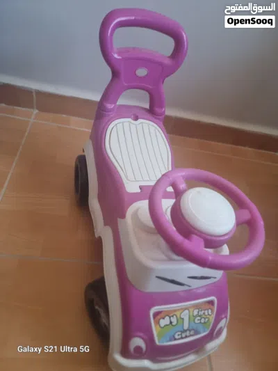 عربة للاطفال الرضع بحال جيدة جدا وسيارة لعبة 2