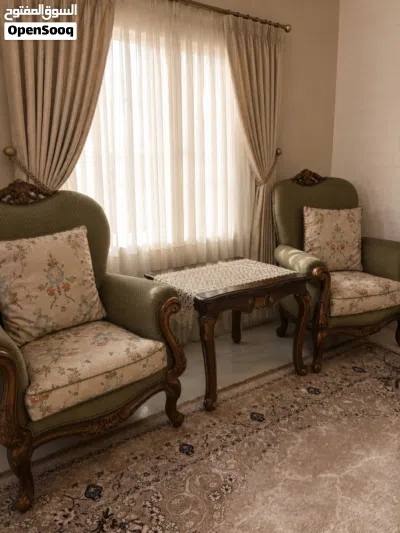 طقم كنب راقي ل صالة جلوس 7 اشخاص مع طاوله جانبية جميلة جدا جدا 2