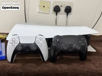 Ps5 good condition with two controllers and 2CD 3