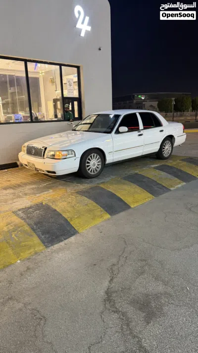 Ford Crown Victoria Base 3