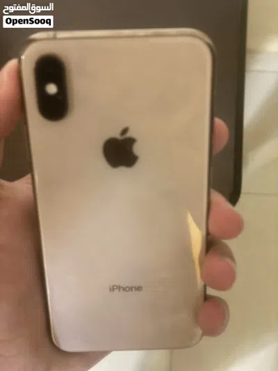 ايفون Xs بحاله ممتازه بطاريه 79 مع كرتونه 4