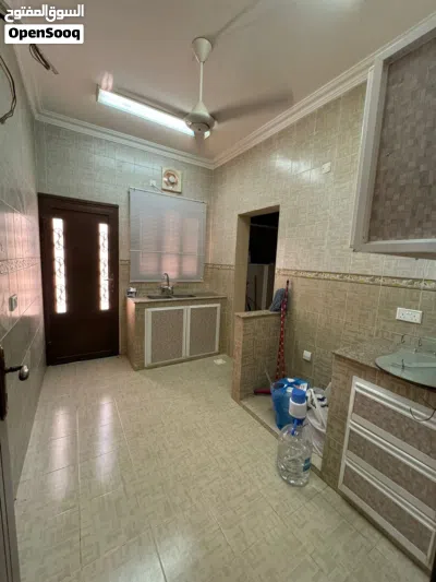 للإيجار مبنى سكني مكون من ثلاثة شقق 3