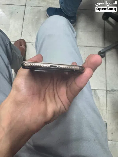 ايفون 11 pro max 64GB ذهبي 4