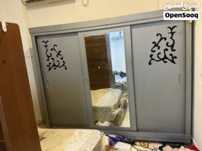 اثاث غرف نوم مع طاولة جيدة 3