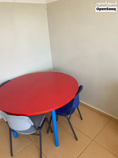 طاولة دائرية مع 4 كراسي 3