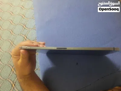 ايباد برو 256 g في شعر بسيط في الشاشه مو باين عليه موضح بصوره الفيديو 3