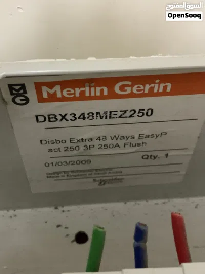 لقطة للمقاولين وأصحاب العقارات: لوحة توزيع شنايدر (Merlin Gerin) أصلية 48 خط وقاطع 250A 4