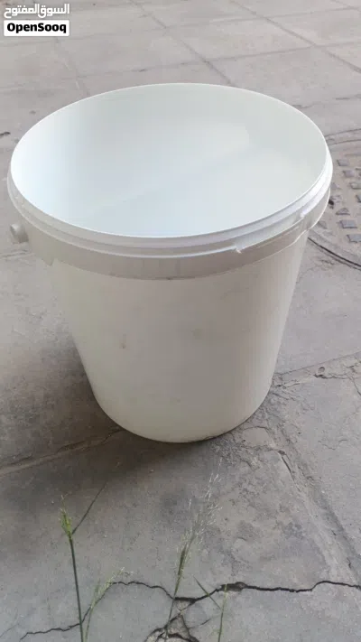 سطل بلاستيكي اسباني المنشا مع غطاء 3