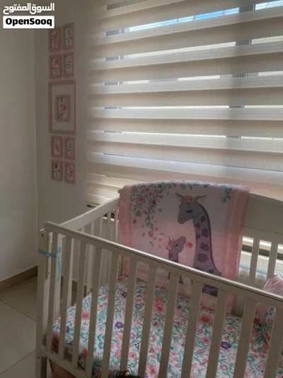 تخت أطفال أمريكي أبيض مستخدم مع فرشه أمريكيه وحزام وغطاء فرشه ومكملات التخت ب 50د من حي الصحابه عمان 3