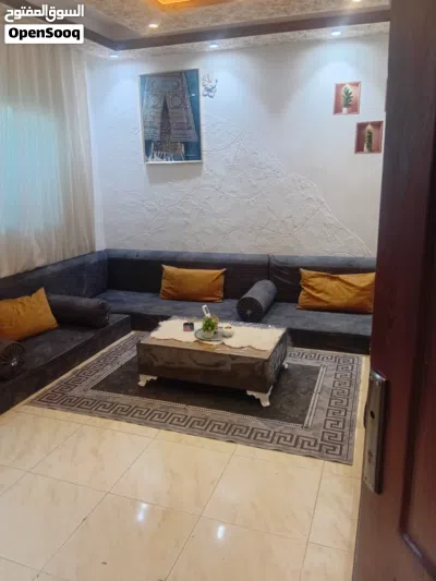 شقة طابق ثالث وسالب 2 من باب العماره كراج سيارة ومصعد شاحطين درج بتنزل للشقه .قريبه من مدارس والسوق 2