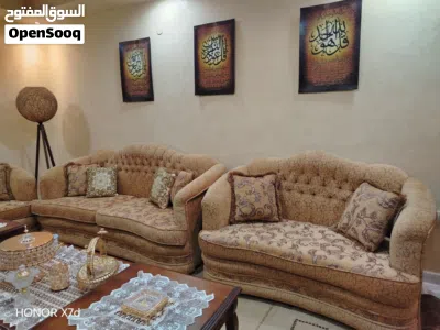 طقم كنب كبير تفصيل عدد 14 مقعد بحاله الجديد لون ذهبي 2