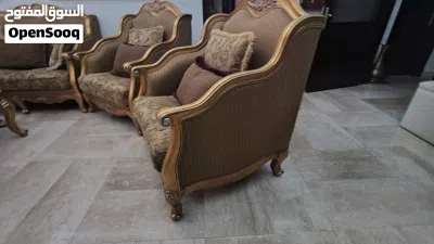 طقم كنبيات و طاولات فخمة مستعمل في حالة جديدة 2