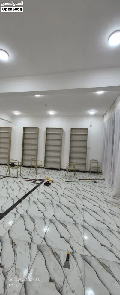 فاترينات و طاولات و كراسي مستعمل قليل جدا جدا 3 اشهر فقط 3