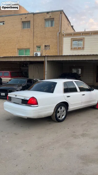 Ford Crown Victoria Base 4
