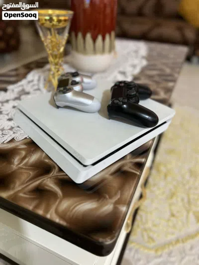 بلاي ستيشن4 نضيف للبيع استعمال علي نضافه 4