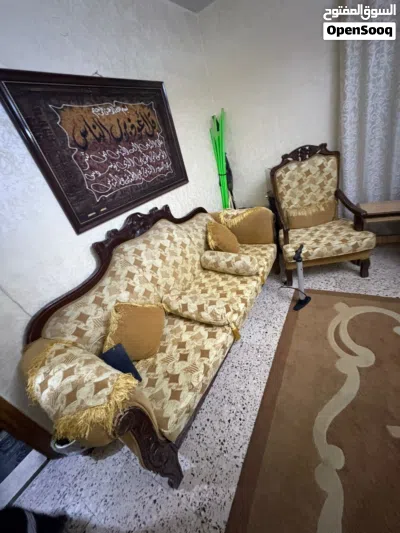 طقم كنب تفصيل تسعه مقاعد مريح جدا وخشب نظيف والفرش جدا نظيف مع طقم طاوله كبيره وثنتين جانبيات 3