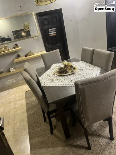 طاوله بحاله ممتازه لا يوجد اي تكسير للبيع 3