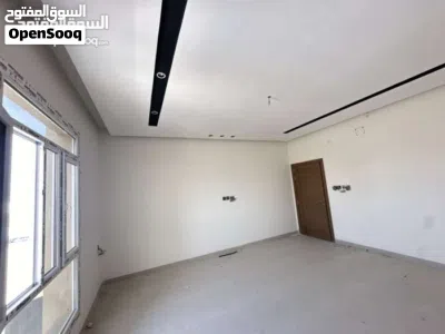 شقه سكنية للبيع خلف فيلا بتشطيبات راقيه بمساحة واسعه ثلاث غرف وصاله ومجلس وخمس دورات مياه بلفت 2