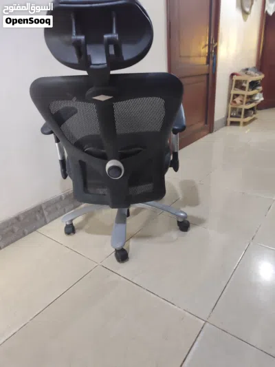 للبيع في عدن: كرسي مكتبي طبي (Ergonomic) بظهر شبكي وقاعدة معدنية صلبة 2