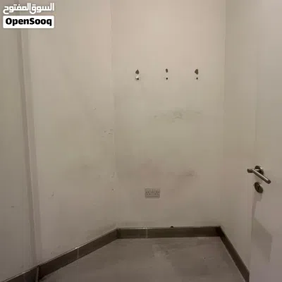 محل تجاري مع فترة سماح للإيجار في شرق 3