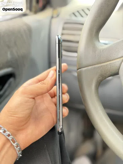 ايفون 11 برو ربي يبارك مش مغير شي بكل بطاريته 73 فيه بقعه كما موضح في الصوره 3
