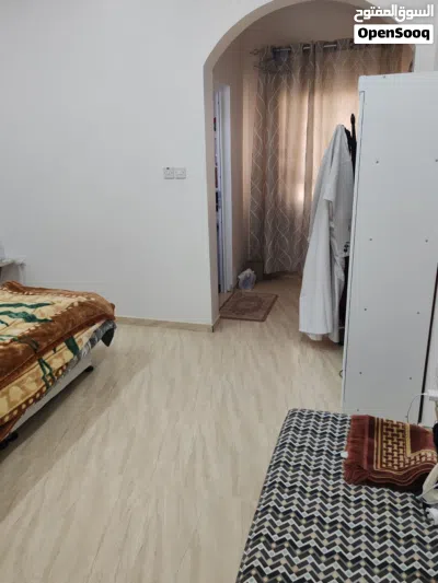 شقة ارضية واسعة شبه جديدة للبيع المعبيلة 3