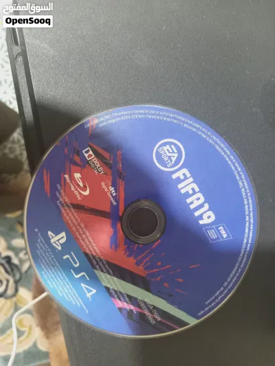 بلايستيشن 4 سوني بحالة جيدة ويأتي معه يد تحكم أصلية وشريط FIFA 19 جاهز للعب. يحتوي الجهاز على كسر بس 2