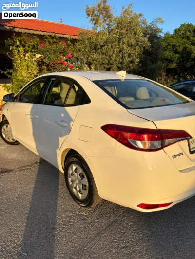Toyota Yaris E 2