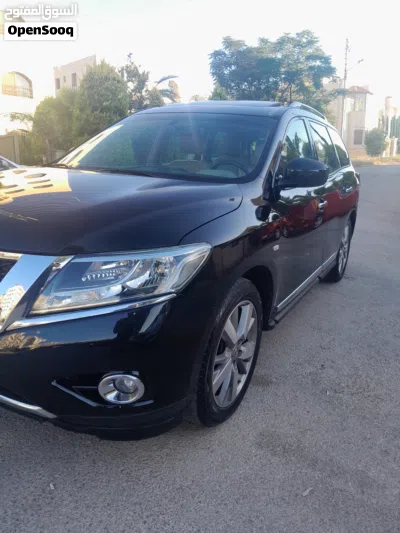Nissan Pathfinder Standard 2