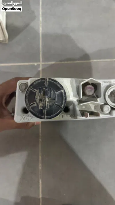 للبيع كشافات اماميه لكسز ستيسن lx 470 من موديل 1998 إلى موديل 2007 واحد وكاله وواحد تجاري بس تنضيف 3