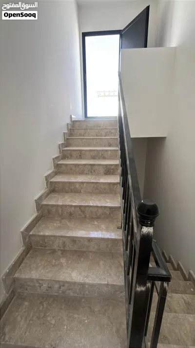 *شقة غرفة وصالة غير مفروشة - بوشر 170 ريال عماني* *الموقع:* الشقة تقع على شارع بوشر العام، قريبة 3