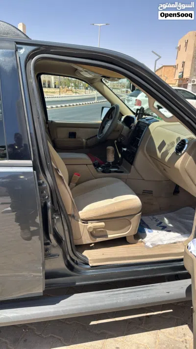 Ford Explorer Base 2